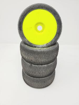 PNEUS REFLEX  GOMME VERT MONTÉS SUR JANTES JAUNES JCONCEPT (4) - 80% D'USURES